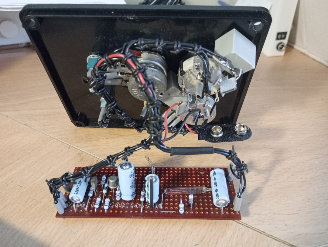 Wien Bridge Signal Generator project image 1